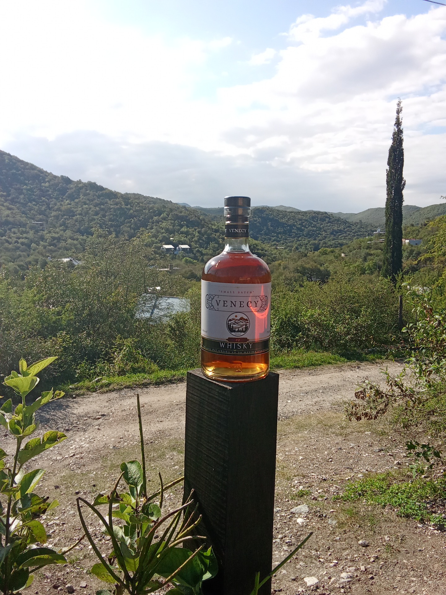 "Whisky Venecy del tipo Small Batch, el arte del whisky en su máxima expresión. Elaborado en partidas limitadas en las sierras de Córdoba, Venecy es un whisky que honra la tradición con un toque distintivamente argentino. Cada lote es cuidadosamente seleccionado y madurado en roble que aportan profundidad, carácter y una complejidad única. Notas de miel, caramelo tostado, especias suaves y un leve ahumado se entrelazan en un equilibrio perfecto. Venecy Small Batch no es solo un whisky: es una obra artesanal pensada para quienes buscan autenticidad y excelencia en cada sorbo."