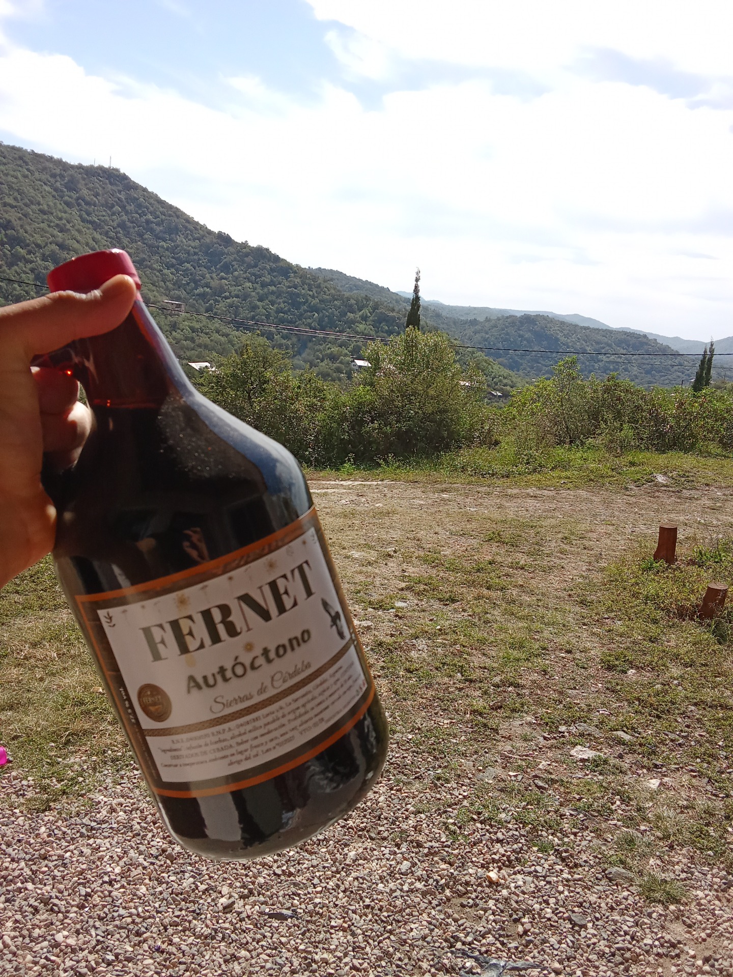 "AUTÓCTONO BOTELLÓN" El Fernet que une. Porque los buenos momentos se disfrutan mejor entre muchos, llega el botellón de 1,95 litros de Fernet Autóctono. El auténtico sabor de las sierras de Córdoba, ahora en formato familiar, pensado para asados eternos, reuniones con amigos y sobremesas que no se terminan más. Con su sabor intenso, herbal y bien argentino, Autóctono es ese momento especial. Más que un fernet: una excusa perfecta para estar juntos.