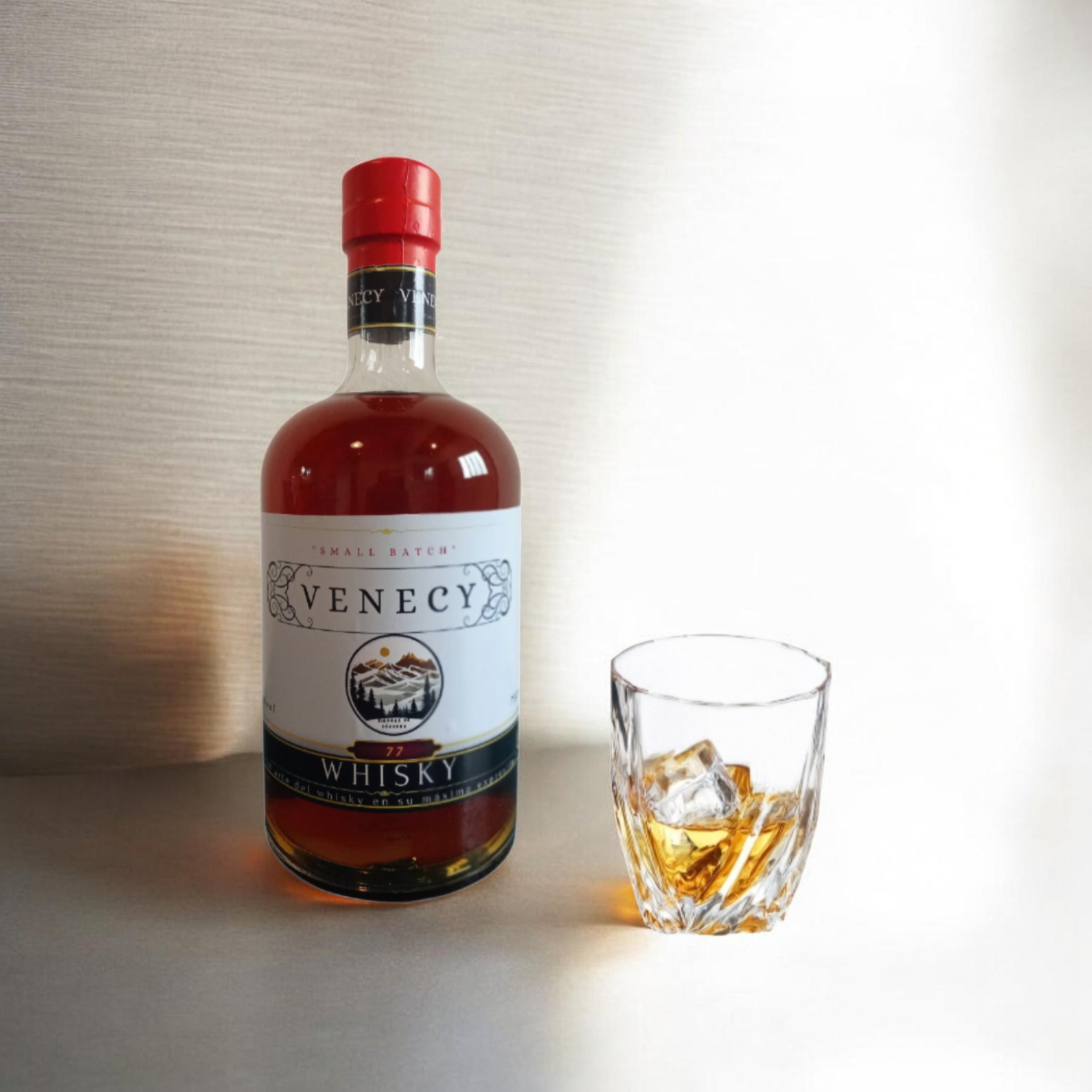 Whisky Venecy: Elaborado en pequeñas partidas en versión limitado con 2 años en roble francés.